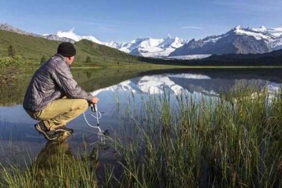 Озеро с чистой водой By National Park Service, Alaska Region (Filtering Water at Lake 2) [Public domain]_Wikimedia_Commons_https://commons.wikimedia.org/wiki/File%3AFiltering_Water_at_Lake_2_(20976707663).jpg