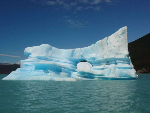 Айсберг на озере